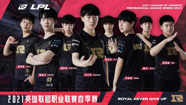 莱万用他的 莱万用他的